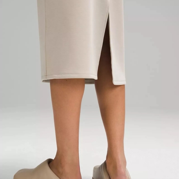 LuluLemon Softstreme High-Rise Midi Skirt in color Taupetastic Size 6 - Picture 4 of 8